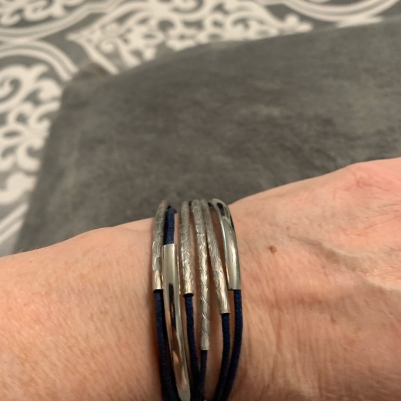 Navy blue and silver bracelet - Picture 3 of 4